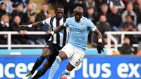 Eliaquim Mangala juga ada dalam deretan bek mahal yang dibeli City. Dia ditebus seharga 42 juta pound sterling dari FC Porto. Dia dipinjamkan ke Valencia musim lalu. (Michael Regan/Getty Images)