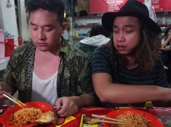 Wah, Video YouTuber yang Makan di Warung Abang Adek Ini Jadi Viral