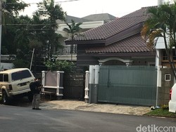 Hendak Digeledah, Rumah Aa Gatot Brajamusti di Pondok Pinang Tampak Sepi