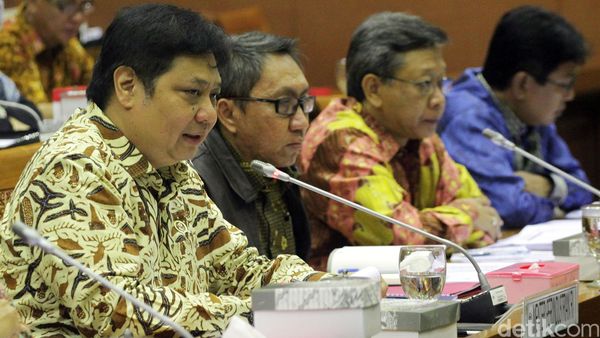 Menperin Rapat dengan Komisi VI