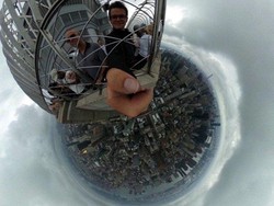 Turis Selfie 360 Derajat Keren dari Puncak Gedung New York