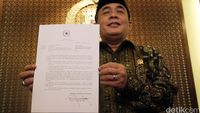 Akom Tunjukkan Surat Pergantian Kepala BIN