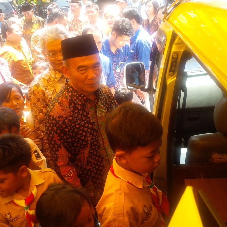 Mendikbud Pantau Distribusi KIP di Malang, Beri Contoh 