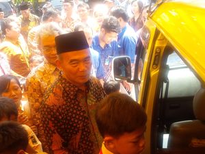 Mendikbud Pantau Distribusi KIP di Malang, Beri Contoh Bocah SD Cairkan Dana