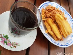 Warung Kopi Klotok: Wueenak Tenan! Menikmati Pisang Goreng dan Kopi Klotok di Pinggir Sawah