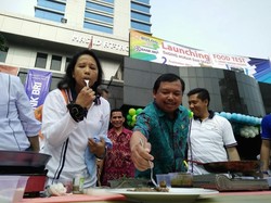 Nyicip Daging Kerbau, Menteri Rini: Enak Sekali