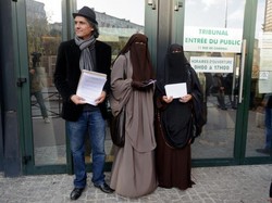 Pria Kaya Ini Rela Bayar Miliaran Rupiah Demi Bela Para Wanita Berhijab