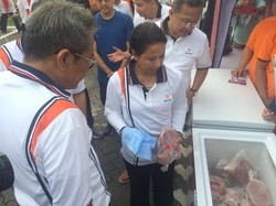 Rini Soemarno Luncurkan Daging Kerbau Impor Bulog