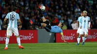 Diego Godin melakukan tendangan salto. Marcos Brindicci/Reuters/detikFoto.