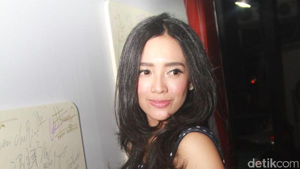 Dea Ananda Eksis Dengan Gaun Polkadot