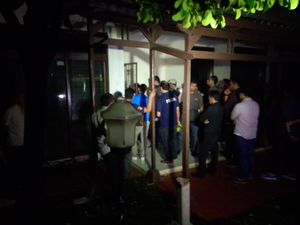 Tak Punya Kunci, Polisi Buka Paksa Pagar Rumah Aa Gatot Lainnya