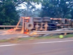 Truk Terguling Tutup Jalan Exit Tol Cibubur, Lalin Macet