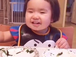 Wouw! Balita Ini Habiskan 3 Mangkuk Sup dan 2 Mangkuk Sayuran dengan Lahap