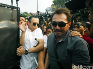 Usai Diperiksa Soal Senpi, Aa Gatot Brajamusti akan Dibawa ke Kantor PARFI