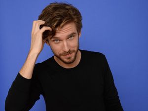 Diadopsi, Dan Stevens Tak Ingin Cari Tahu Soal Orangtua Kandung Diadopsi, Dan Stevens Tak Ingin Cari Tahu Soal Orangtua Kandung