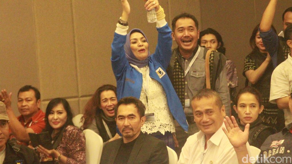 Foto-Foto Sebelum Aa Gatot Brajamusti Tertangkap Foto-Foto Sebelum Aa Gatot Brajamusti Tertangkap