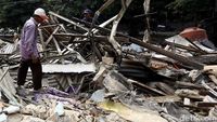 Mengais Rezeki di Sisa Bongkaran Rawajati