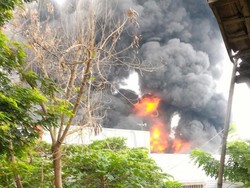 Kebakaran Melanda Pabrik Tiner di Jababeka 2