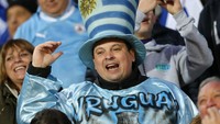 Fans Uruguay terus memberikan dukungan kepada timnas negaranya. Marcos BrindicciReuters/detikFoto.