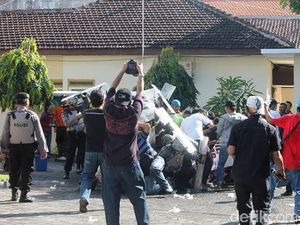 PN Banyuwangi Gelar Simulasi, Polisi Bentrok dengan Pendemo