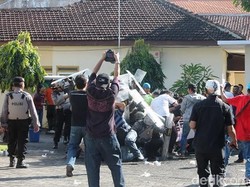 PN Banyuwangi Gelar Simulasi, Polisi Bentrok dengan Pendemo
