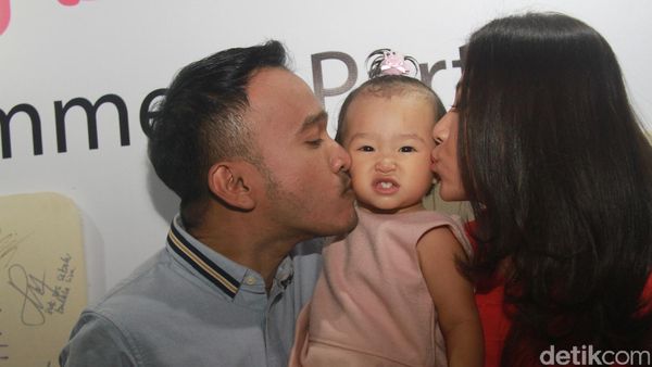 Muah! Kecupan Sayang Ruben dan Sarwendah Untuk Thalia