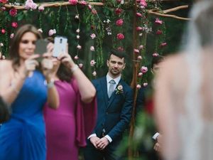 Etika Menggunakan Ponsel Saat Upacara Pernikahan