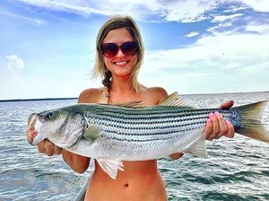 Tren Foto Traveling Nyeleneh, Jadikan Ikan Sebagai Bra