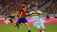 Diego Costa mendapat pengawalan ketat dari Toby Alderweireld. Eric Vidal/Reuters/detikFoto.
