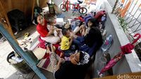 Warga Rawajati Bertahan di Tenda Darurat