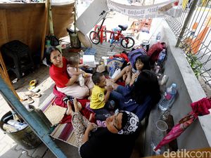 Warga Rawajati Bertahan di Tenda Darurat