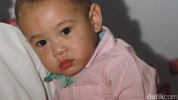 Kenakan Kemeja Pink, Rafathar Makin Ngegemesin