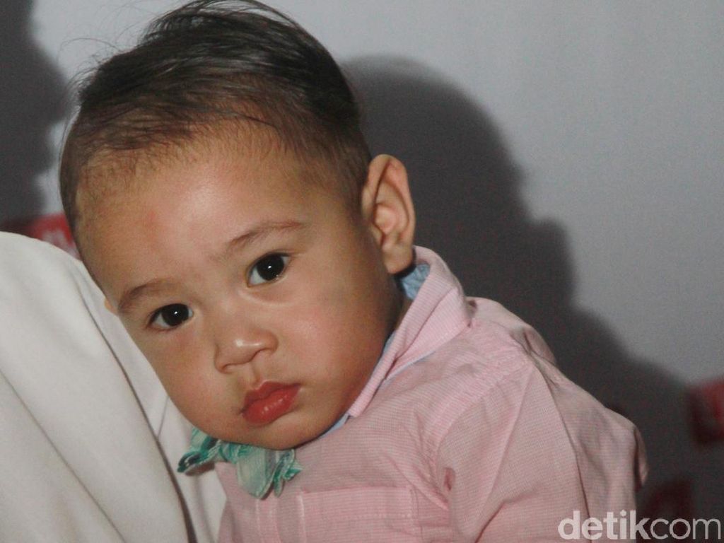Kenakan Kemeja Pink, Rafathar Makin Ngegemesin Kenakan Kemeja Pink, Rafathar Makin Ngegemesin