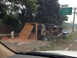 Truk yang Terguling Tutup Exit Tol Cibubur Dievakuasi, Lalin Masih Macet