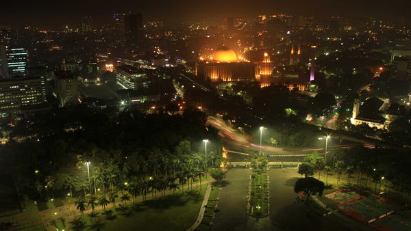 Bukan Main, Begini Indahnya Pemandangan Malam Jakarta dari Puncak Monas
