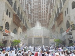 Ruang 50 Cm yang Begitu Berharga Saat Jumatan di Masjidil Haram