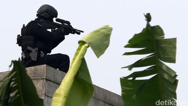 Polisi Kepung Pelaku Perampokan di Pondok Indah