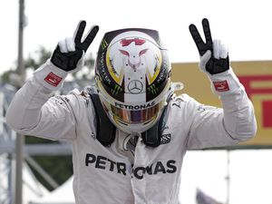 Hamilton Bahagia dan Bangga Bisa Samai Rekor Senna dan Fangio