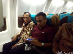 Naik Pesawat Kelas Ekonomi, Menhub Budi Karya: Saya Justru Menikmati