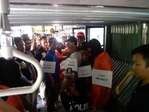 Polisi Rekonstruksi Pengeroyokan Andrew Penumpang TransJ, 5 Pelaku Dihadirkan