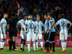 Kartu Merah yang Merusak Momen Indah Dybala bersama Messi