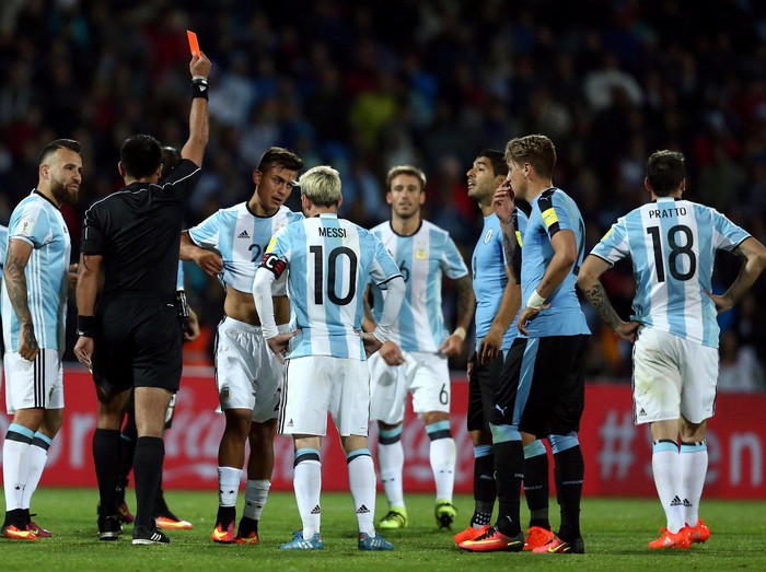 Mascherano ke Dybala: Messi pun Juga Pernah Dapat Kartu Merah
