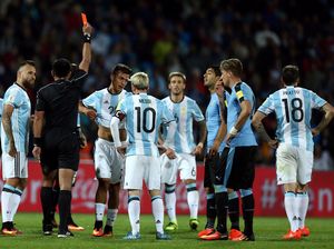 Kartu Merah yang Merusak Momen Indah Dybala bersama Messi Kartu Merah yang Merusak Momen Indah Dybala bersama Messi