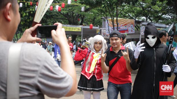 Pengunjung dapat berfoto bersama pengunjung yang bercosplay karakter anime di Jak Japan Festival, Gelora Bung Karno, Jakarta Pusat, Sabtu, 3 September 2016. Festival budaya Jepang digelar dari 3-4 September 2016. CNN Indonesia/Gautama Padmacinta.