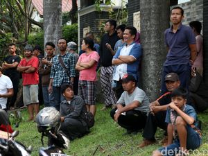 Saat Warga Jajan Bakso dan Foto Bareng Polisi Usai Perampokan di Pondok Indah