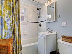 Tips Mengusir Kuman Membandel dari Tirai Shower Kamar Mandi