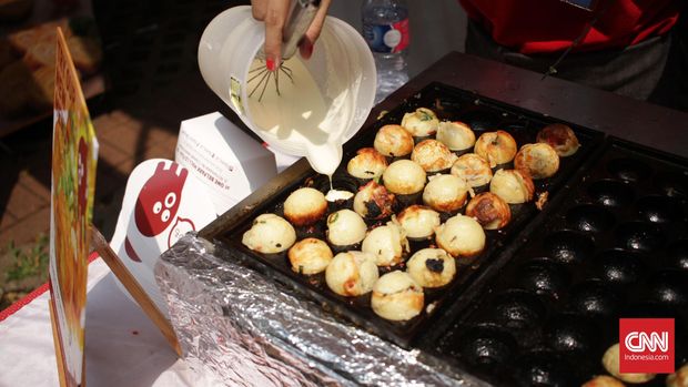 Makanan Jepang takoyaki dijual di Jak Japan Festival, Gelora Bung Karno, Jakarta Pusat, Sabtu, 3 September 2016. Festival budaya Jepang digelar dari 3-4 September 2016. CNN Indonesia/Gautama Padmacinta.