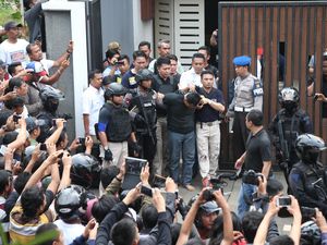 Perampok Tak Biasa di Pondok Indah: Menangis, Minta Mi, Hingga Bawa Jimat Perampok Tak Biasa di Pondok Indah: Menangis, Minta Mi, Hingga Bawa Jimat