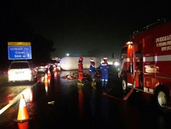 Mobil Pemadam Pertamina Evakuasi Tangki LPG yang Terguling di Tol Jagorawi