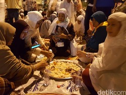 Jamuan Makan Nasi Arab Nikmat Untuk Jemaah Indonesia